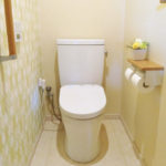 大阪市でトイレの壁紙の交換と温水洗浄便座へのリフォームを行いました。