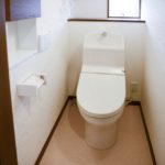 大阪市でウォシュレット一体型トイレへの交換とドアを引き戸に変更する工事を行いました。
